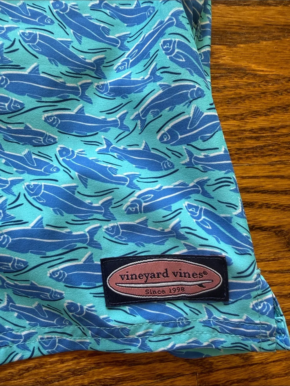 Vineyard Vines Teal and Royal Blue Shark-Pattern Swim Trunks med